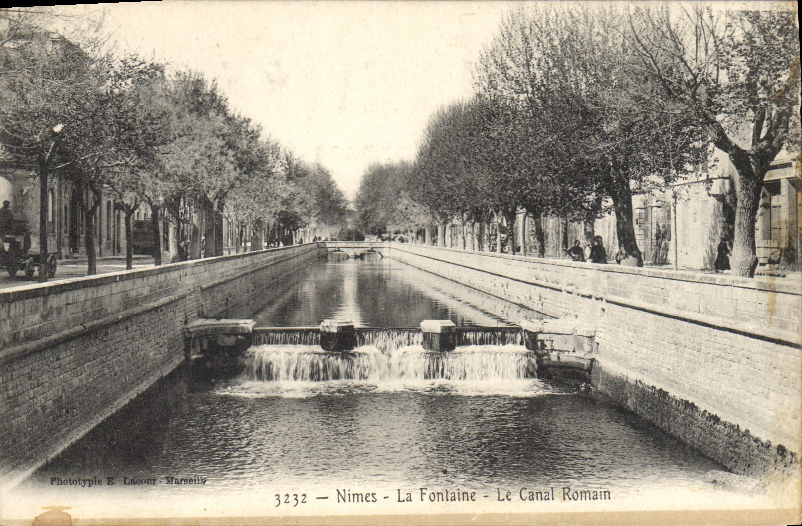 CPA Nimes La fontaine Le canal romain Publicite Huilerie Collorgues Garrigue Monnier Blisson Jourdan Rue Ernest Renan