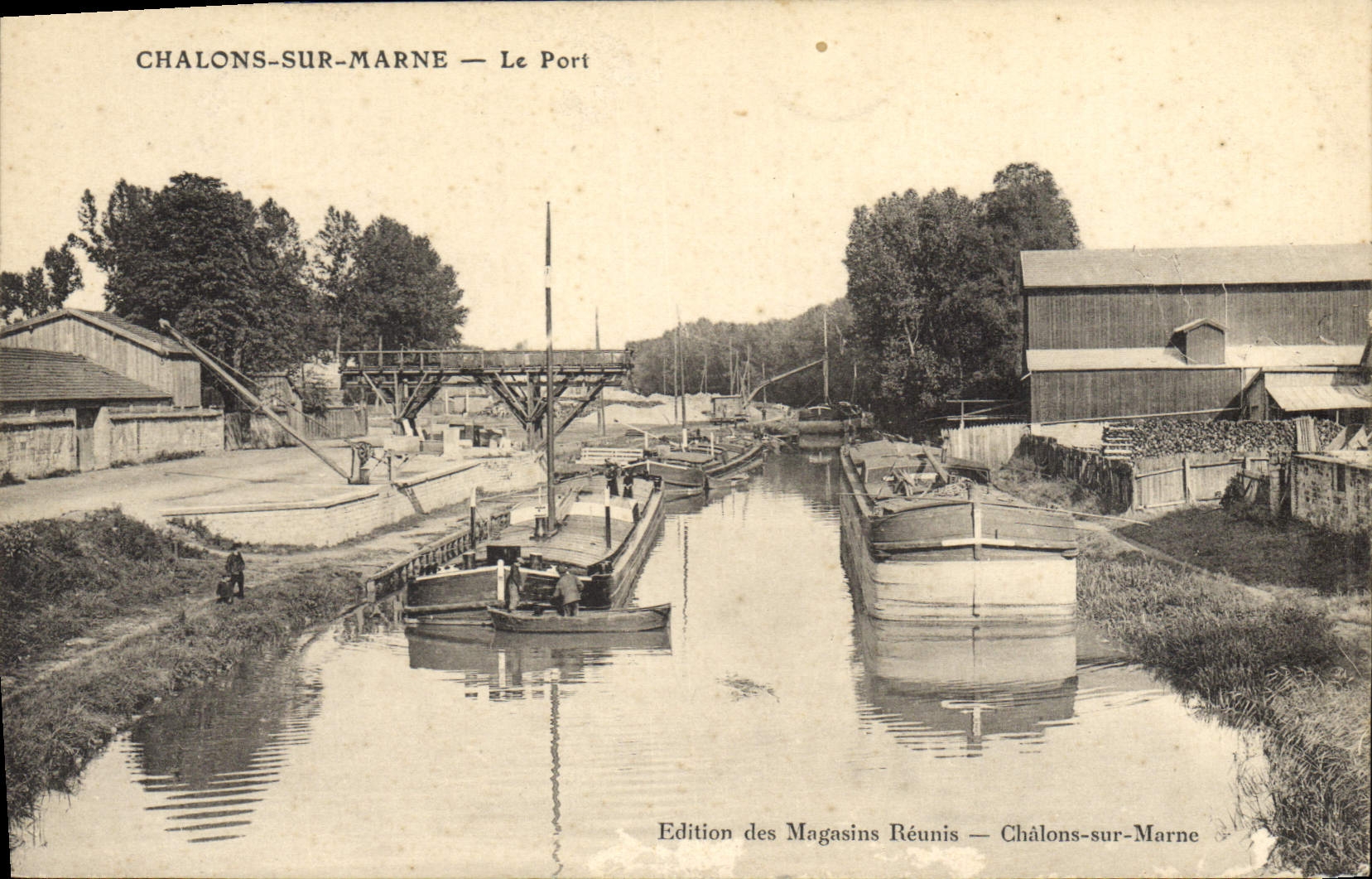 VINTAGE POSTCARD Boat Barge Trawl-nets on the Marne the port