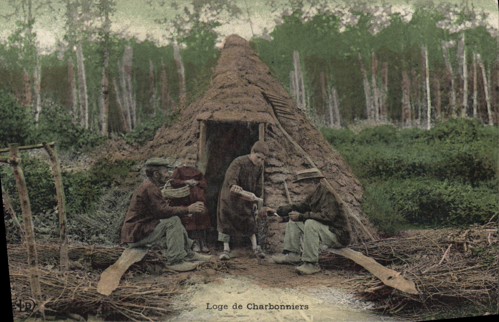 CPA Foret Folklore Loge de charbonniers TOP