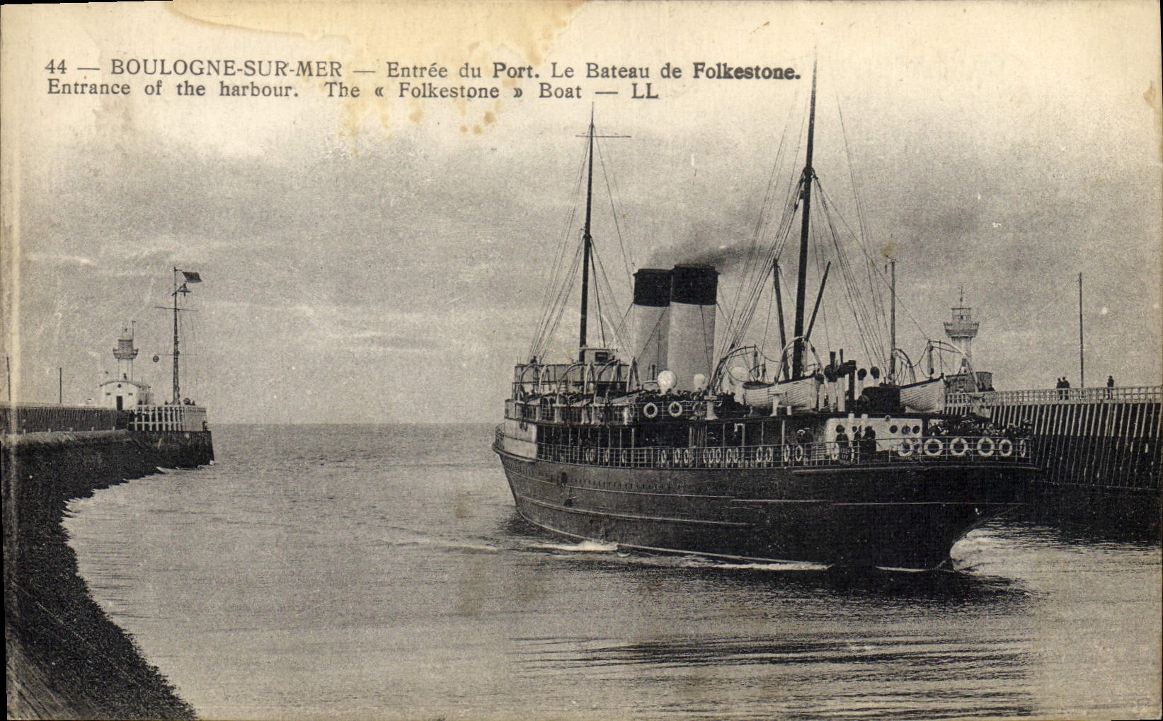 CPA Bateau Paquebot Boulogne sur Mer entree du port Le bateau de Folkestone