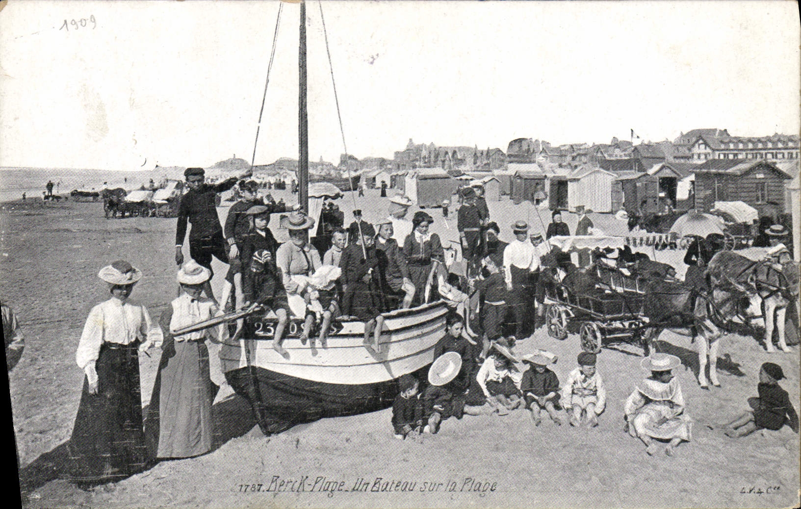 VINTAGE POSTCARD Ass Mule Berck Beach a boat on the beach