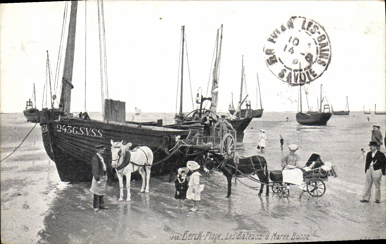 VINTAGE POSTCARD Ane Mule Berck Plage the boats has mree low