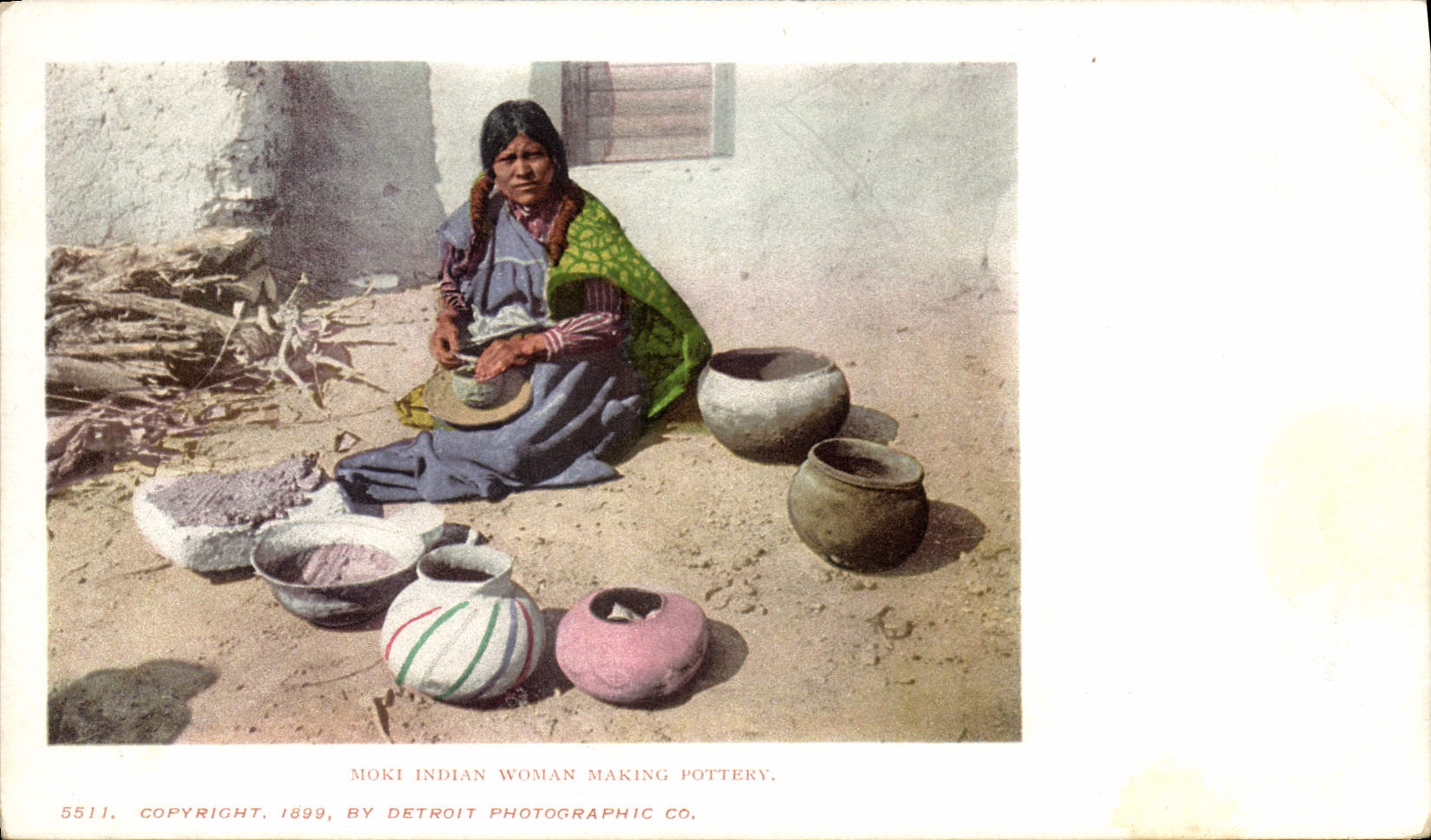 CPA Far West Cow Boy Indiens Moki indian woman making pottery 