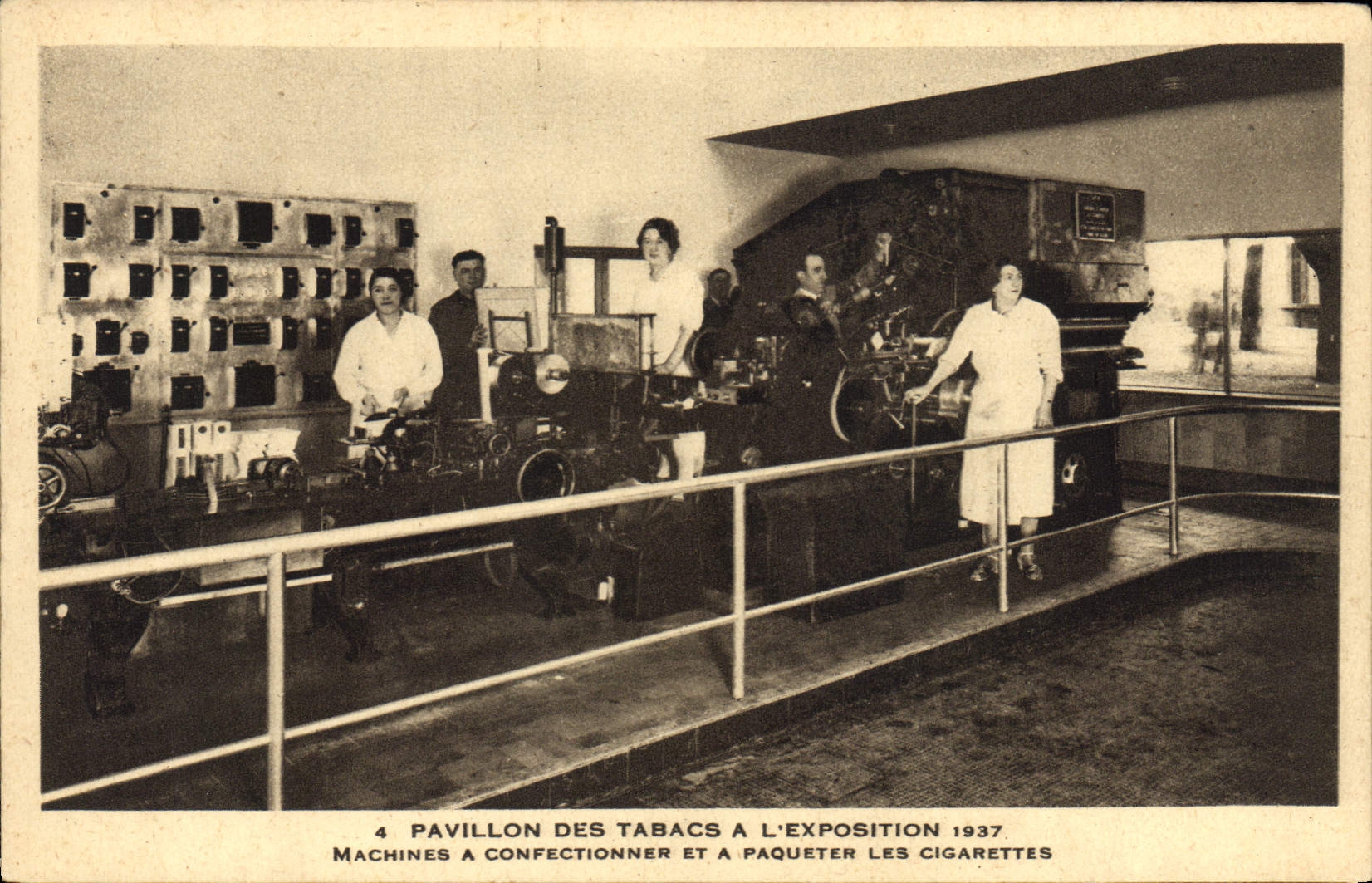 CPA Tabac Pavillon des tabacs a l'exposition 1937 Machines a confectionner et a paqueter des cigarettes