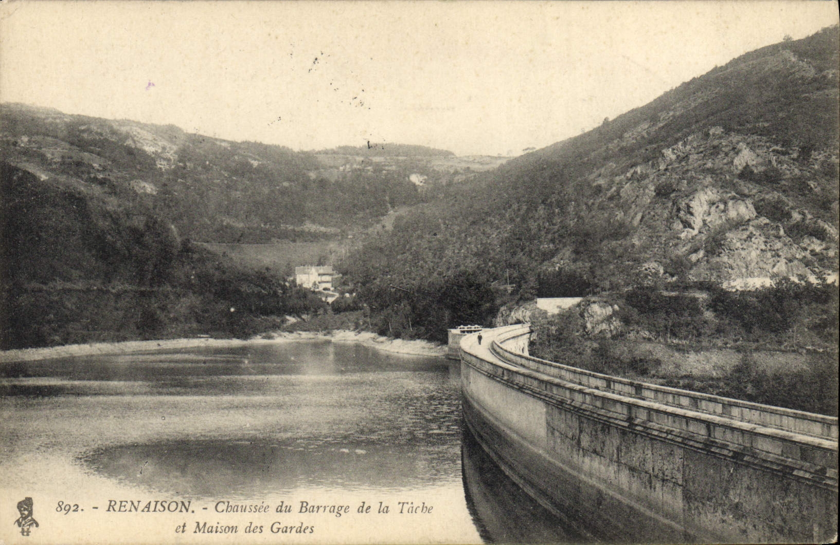CPA Foret Renaison Chaussee du barrage de la Tache et Maison des gardes 