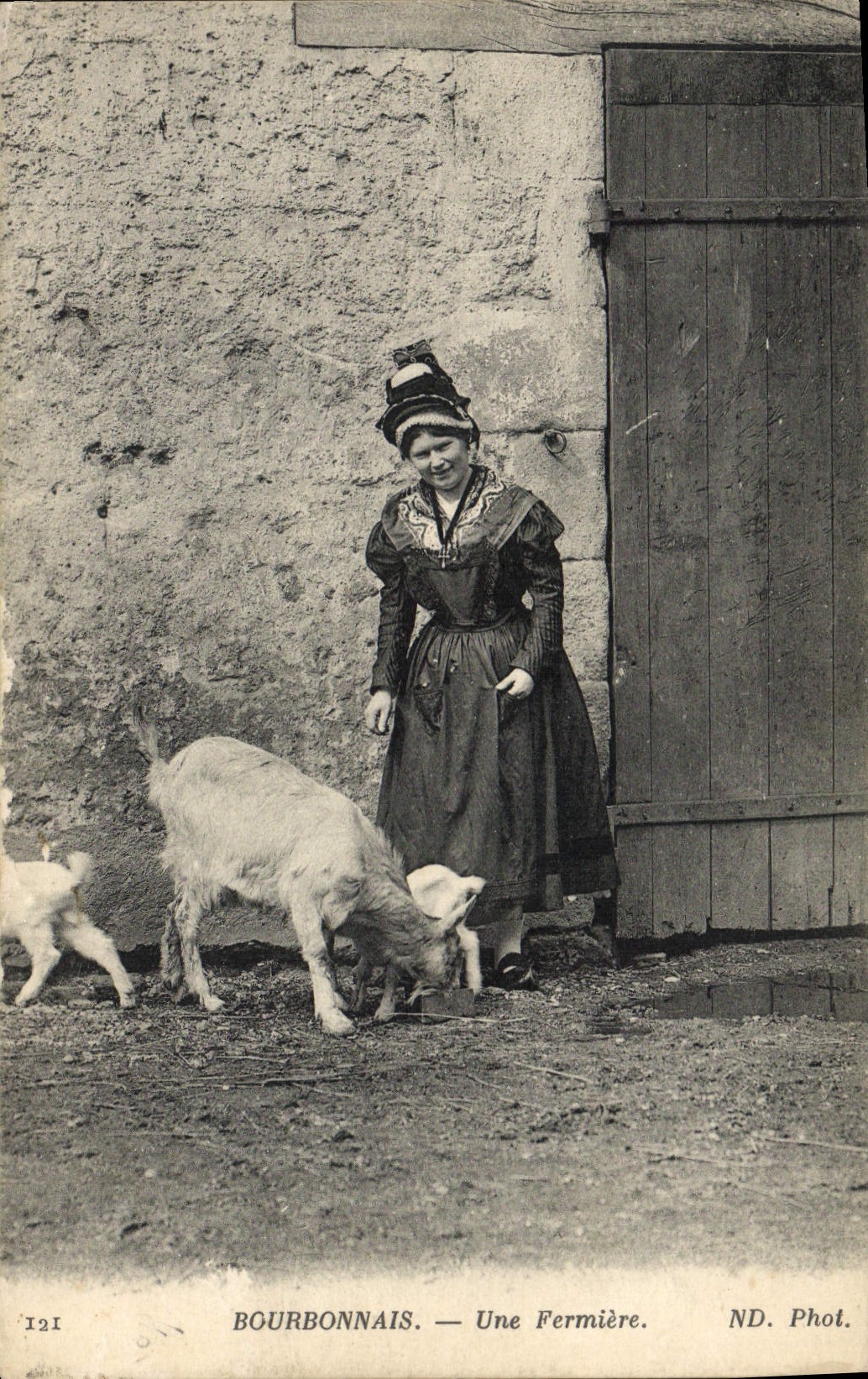 CPA Chevre Bourbonnais Une fermiere 