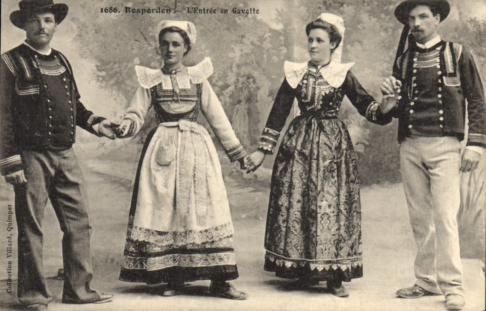 CPA Folklore Rosporden L'entree en Gavotte