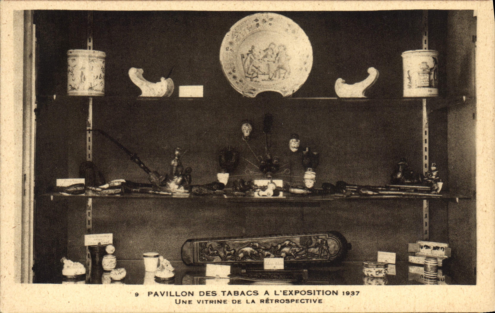 CPA Tabac Paris Pavillon des tabacs a l'exposition 1937 Une vitrine de la retrospective