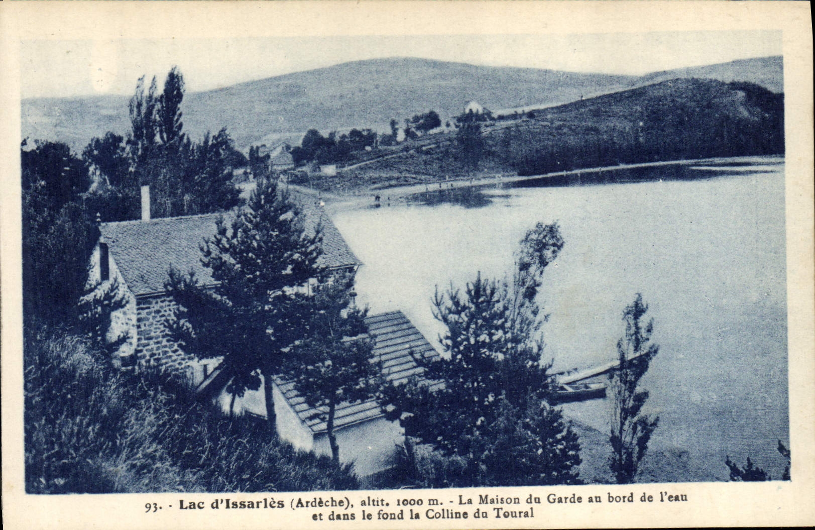 CPA Foret Lac d'Issarles La maison du garde au bord de l'eau et dans le fond la colline du Tourel