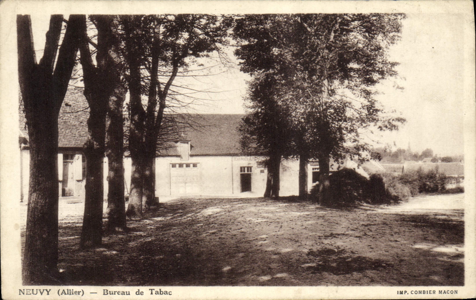 Estanquero de la tienda de Neuvy de la POSTAL de la VENDIMIA