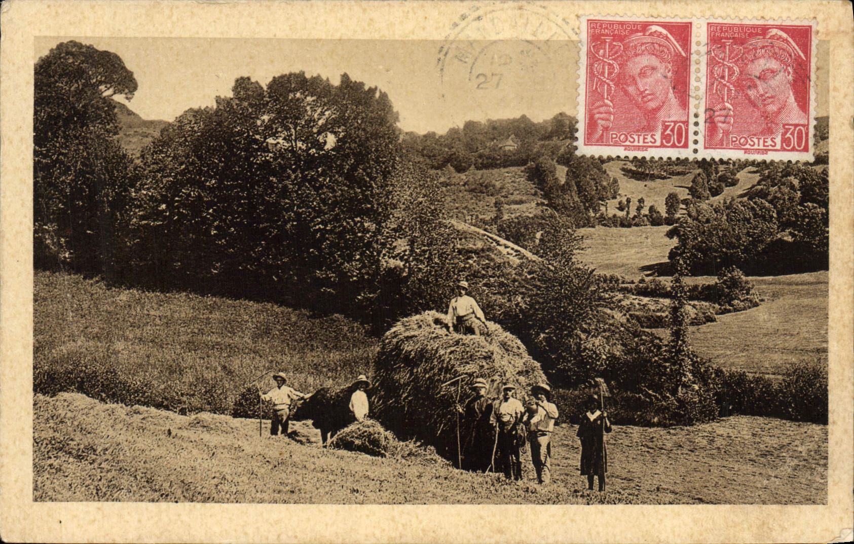 VINTAGE POSTCARD Auvergne the re-entry of the hay