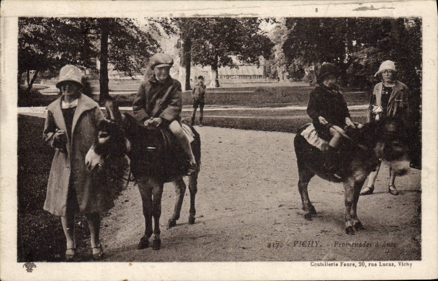 CPA Ane Mule Vichy Promenade a anes