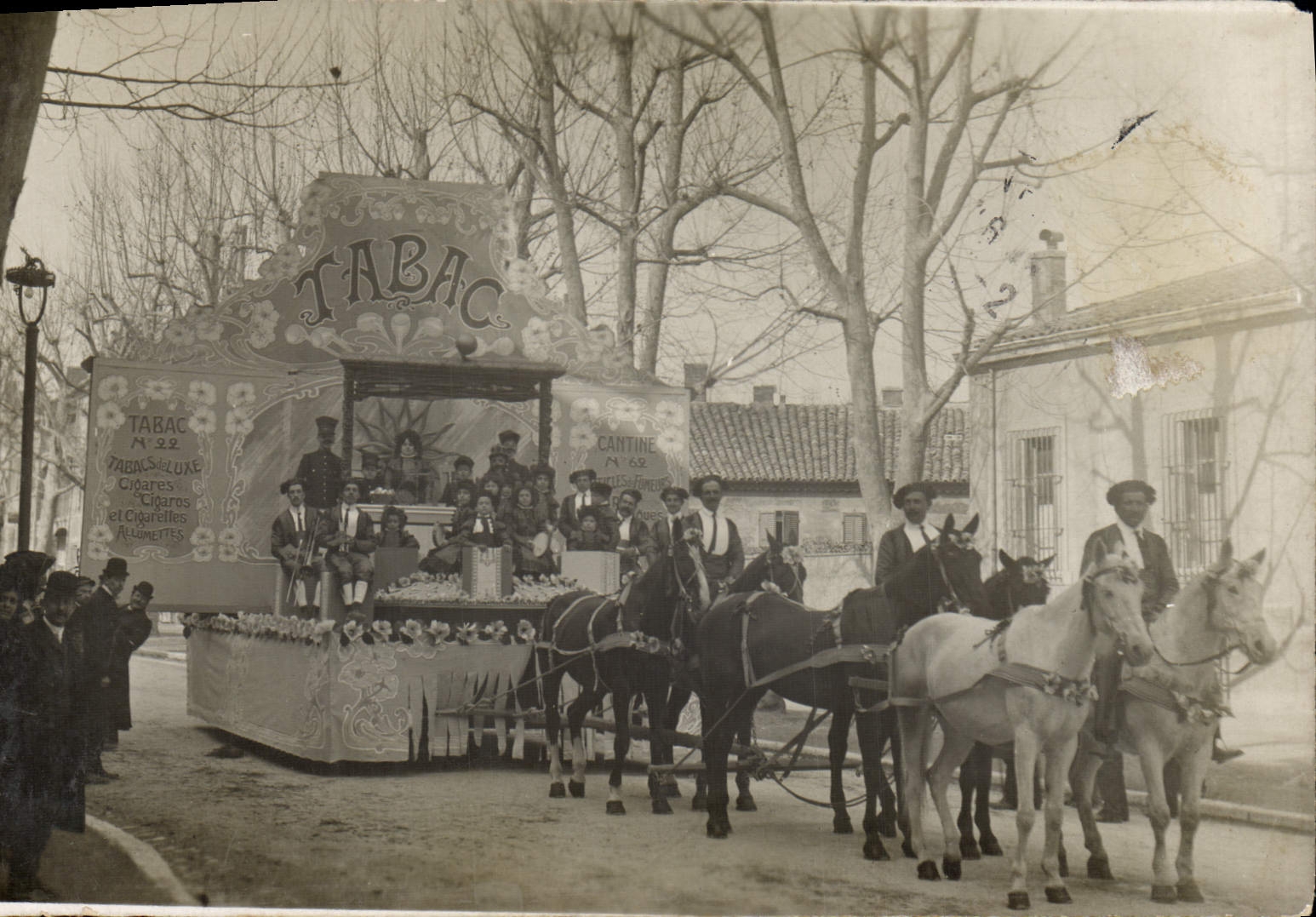 CARTE PHOTO Aix en Provence Carnaval Tabac
