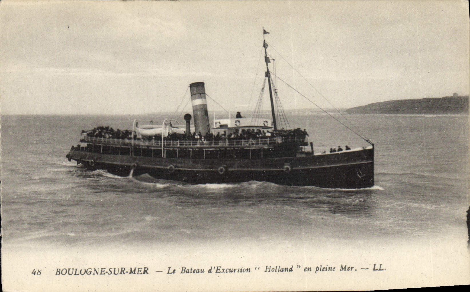 Barco de Boulogne de la POSTAL de la VENDIMIA en el mar el barco de la excursión de Holanda en el mar lleno