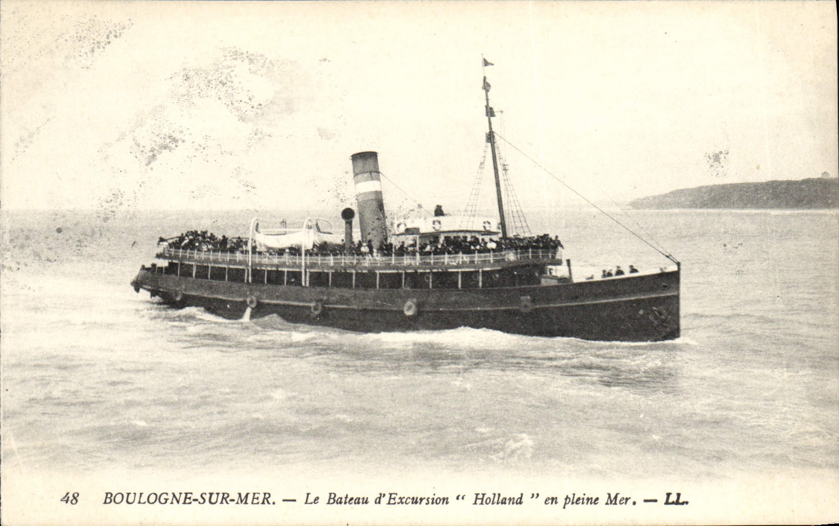 Barco de Boulogne de la POSTAL de la VENDIMIA en el mar el barco de la excursión de Holanda en el mar abierto