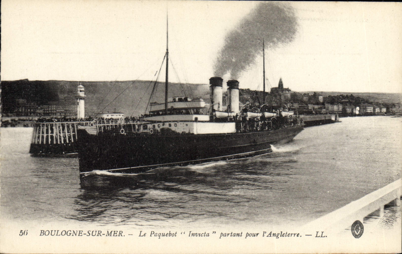 CPA Bateau Paquebot Invicta partant pour l'Angleterre Boulogne sur Mer