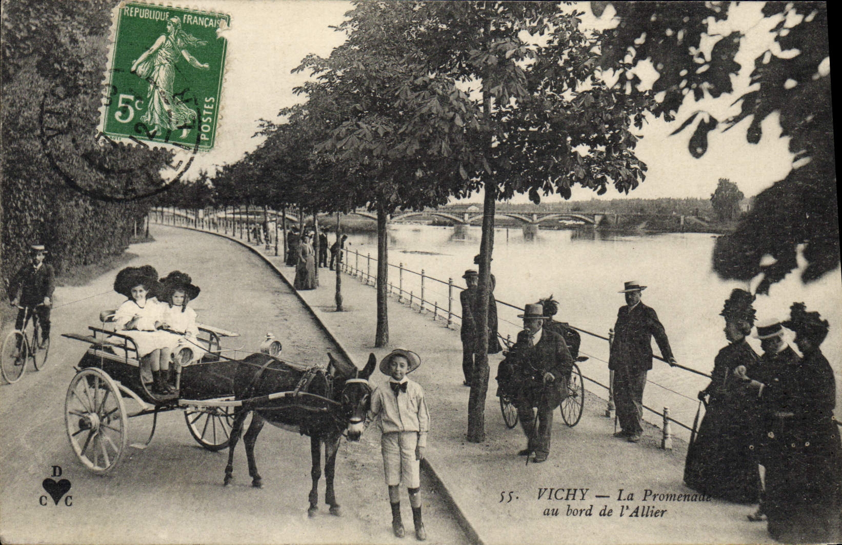 CPA Ane Mule Vichy La promenade au bord de l'Allier