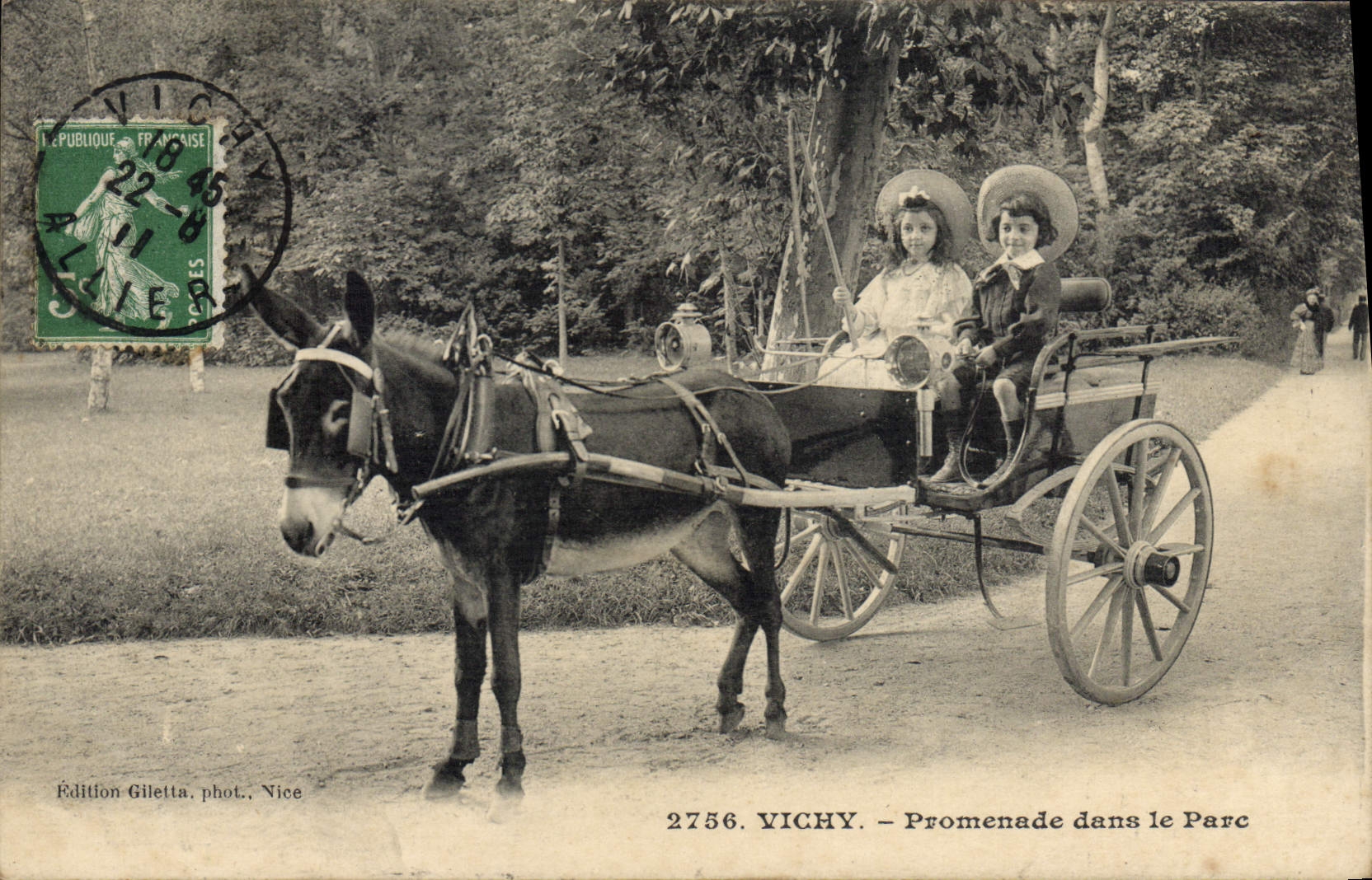 CPA Ane Mule Vichy Promenade dans le parc