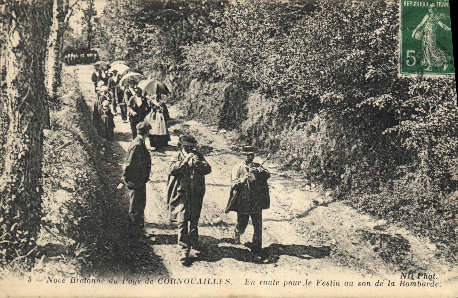La boda bretona del folklore de la POSTAL de la VENDIMIA con el país de Cornouailles en la manera para el banquete con el sonido de bombardea