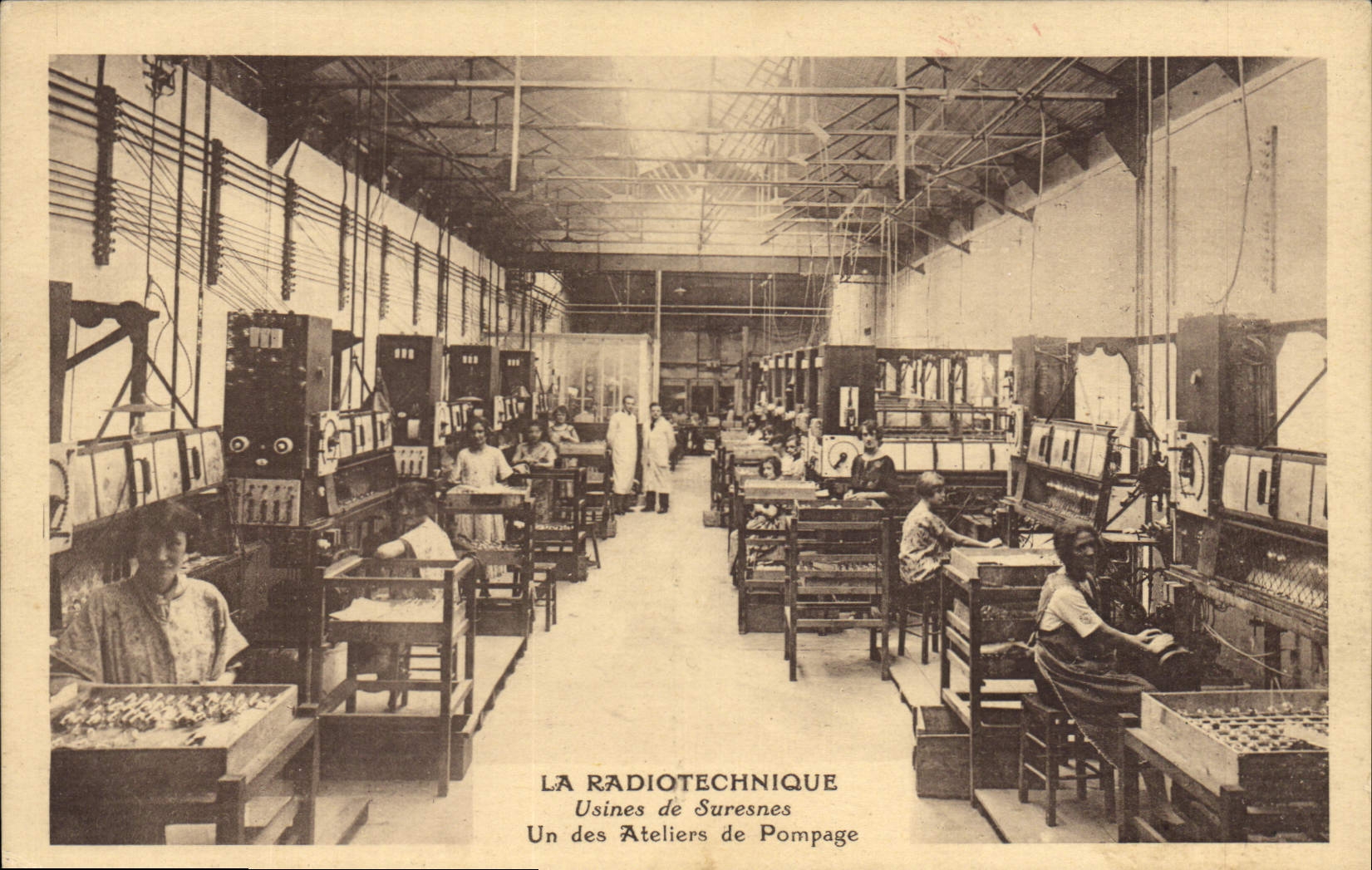CPA La Radiotechnique Usines de Suresnes Un des ateliers de pompage