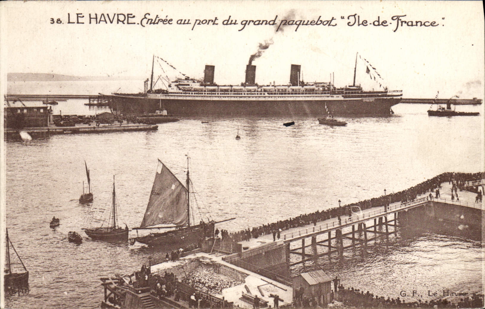 CPA Bateau Paquebot Ile de France le Havre Entree au port