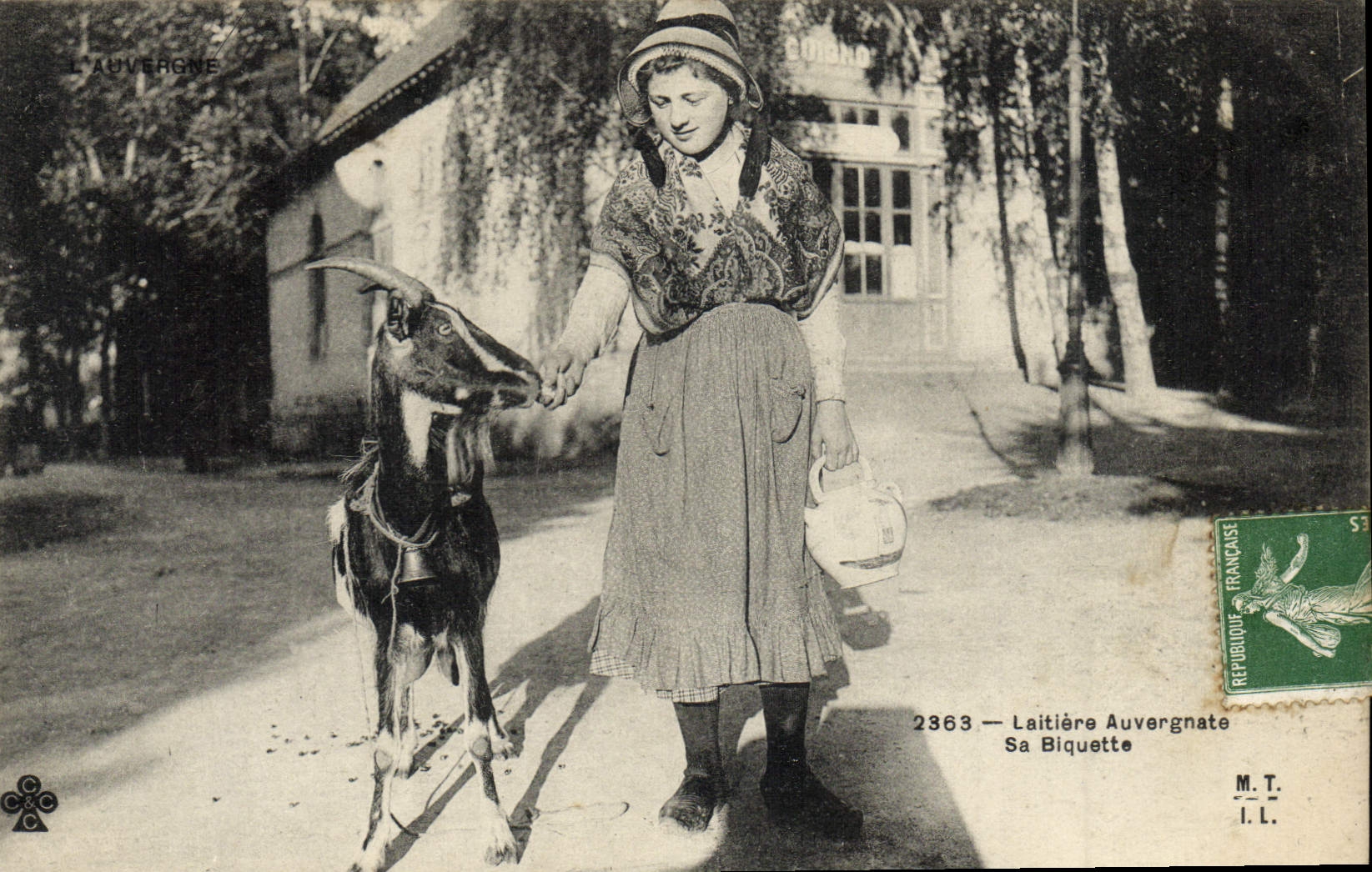CPA Chevre Laitiere auvergnate Sa biquette Folklore TOP