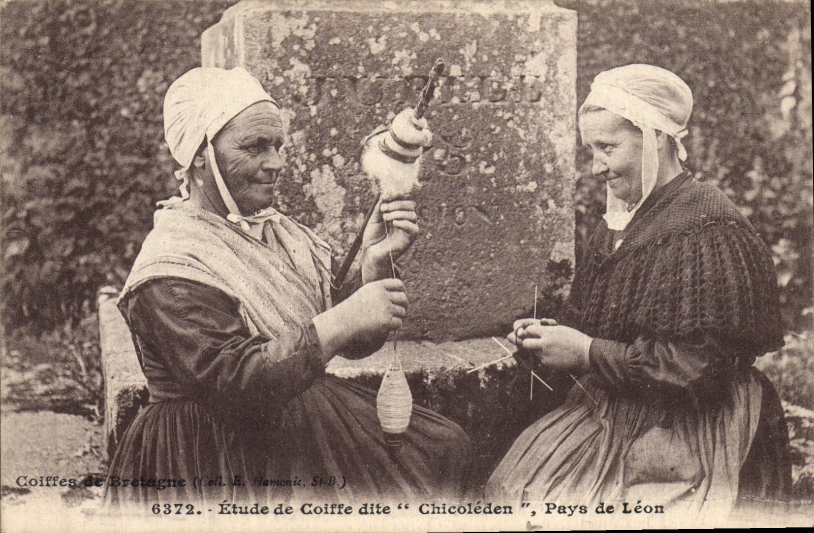 CPA Folklore Etude de coiffe dite Chicoleden Pays de Leon 