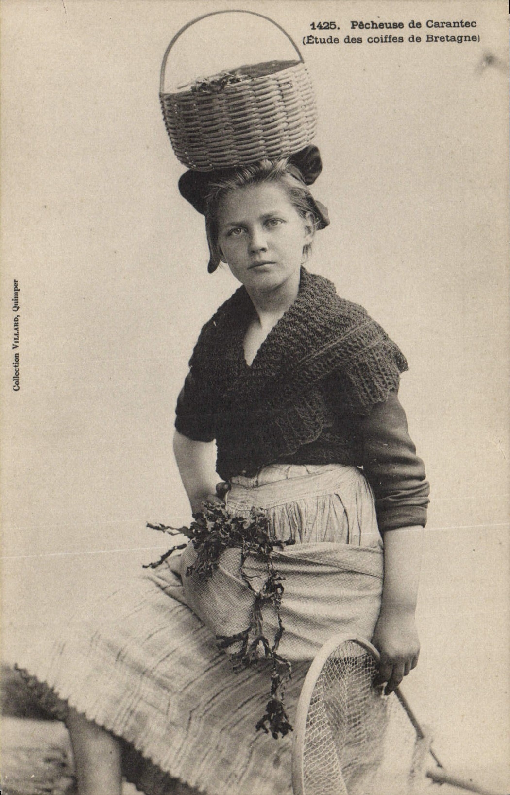 CPA Folklore Pecheuse de Carantec Coiffes de Bretagne 