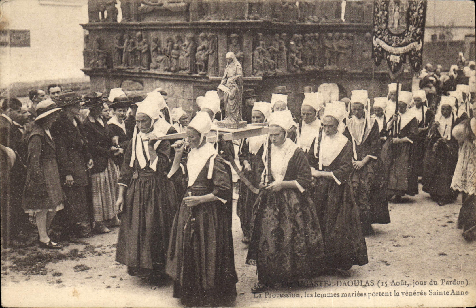 CPA Folklore Plougastel Daoulas La procession Les femmes mariees portent la veneree Sainte Anne 