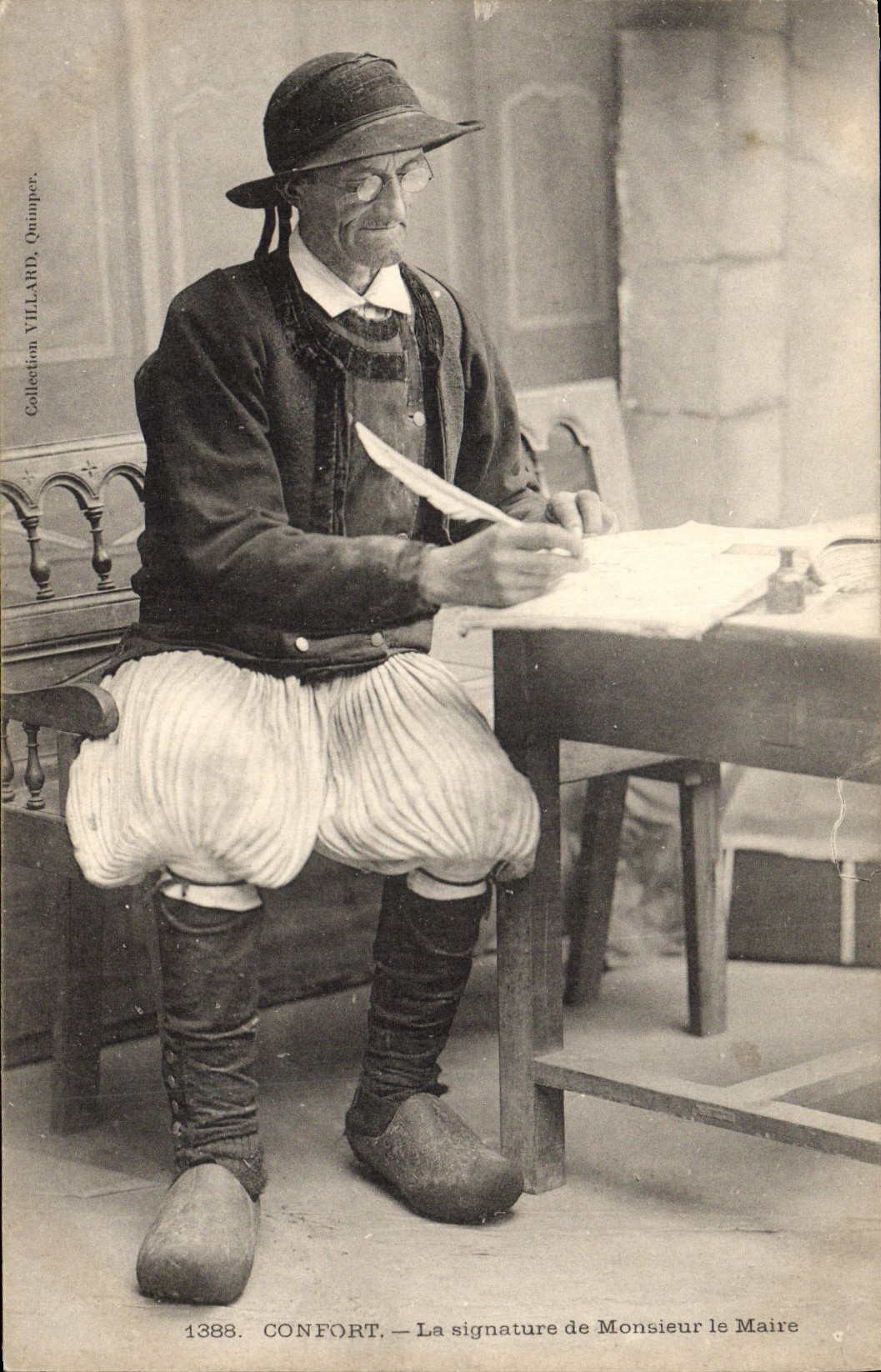 CPA Folklore Confort La signature de Monsieur le Maire