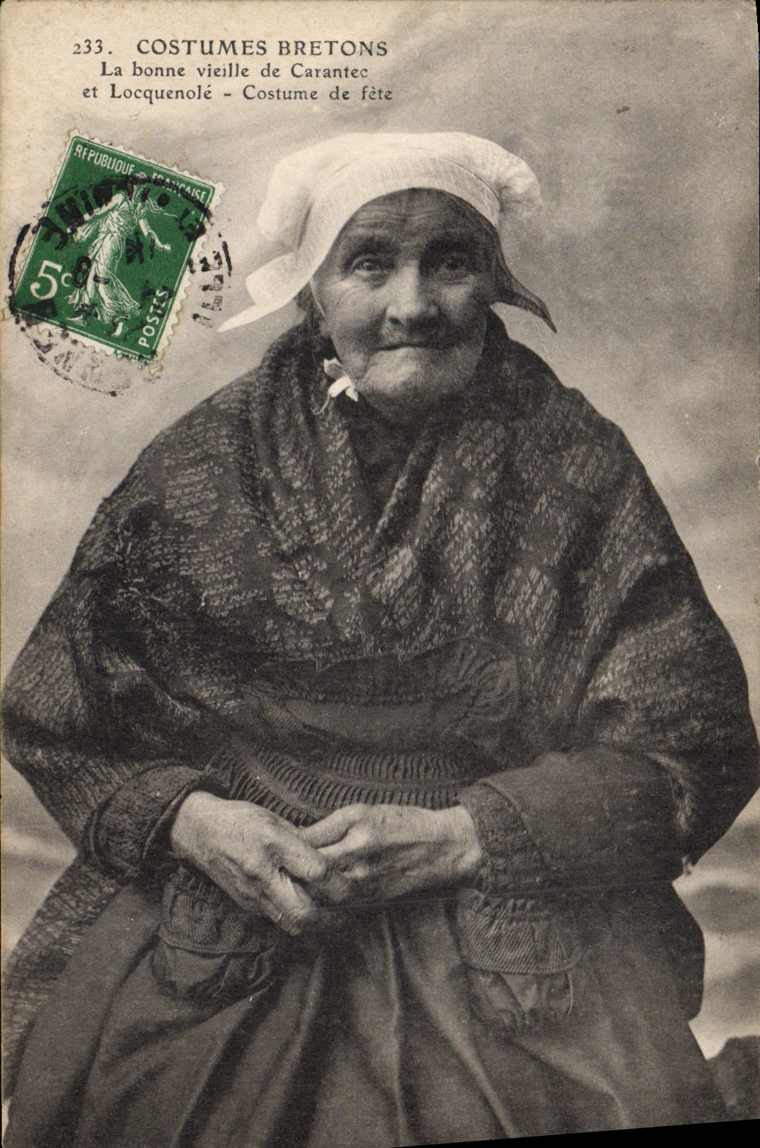 CPA Folklore Costumes bretons La bonne vieille de Carantec et Locquenole Costume de fete 