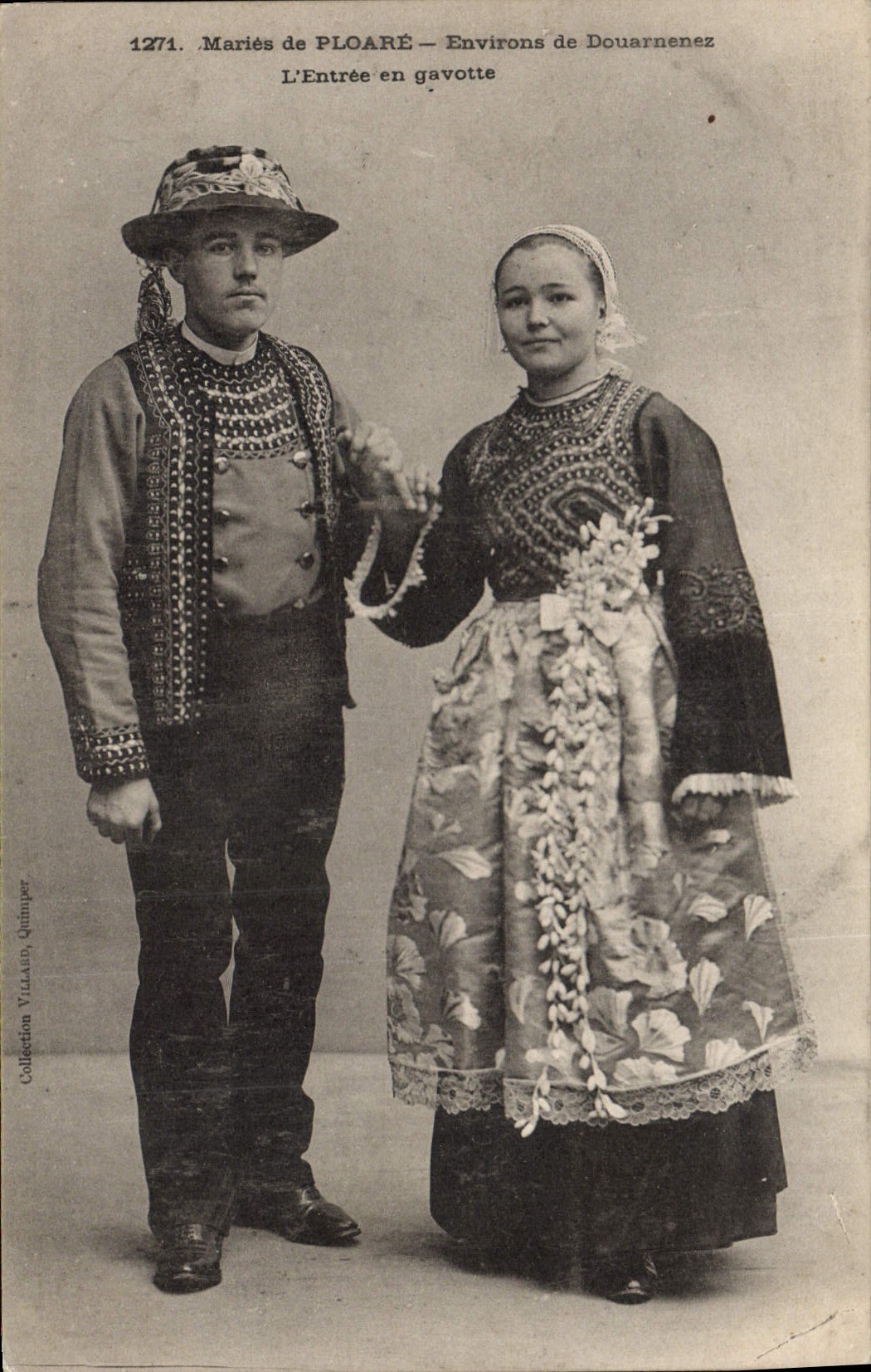 CPA Folklore Maries de Ploare Environs de Douarnenez L'entree en gavote 