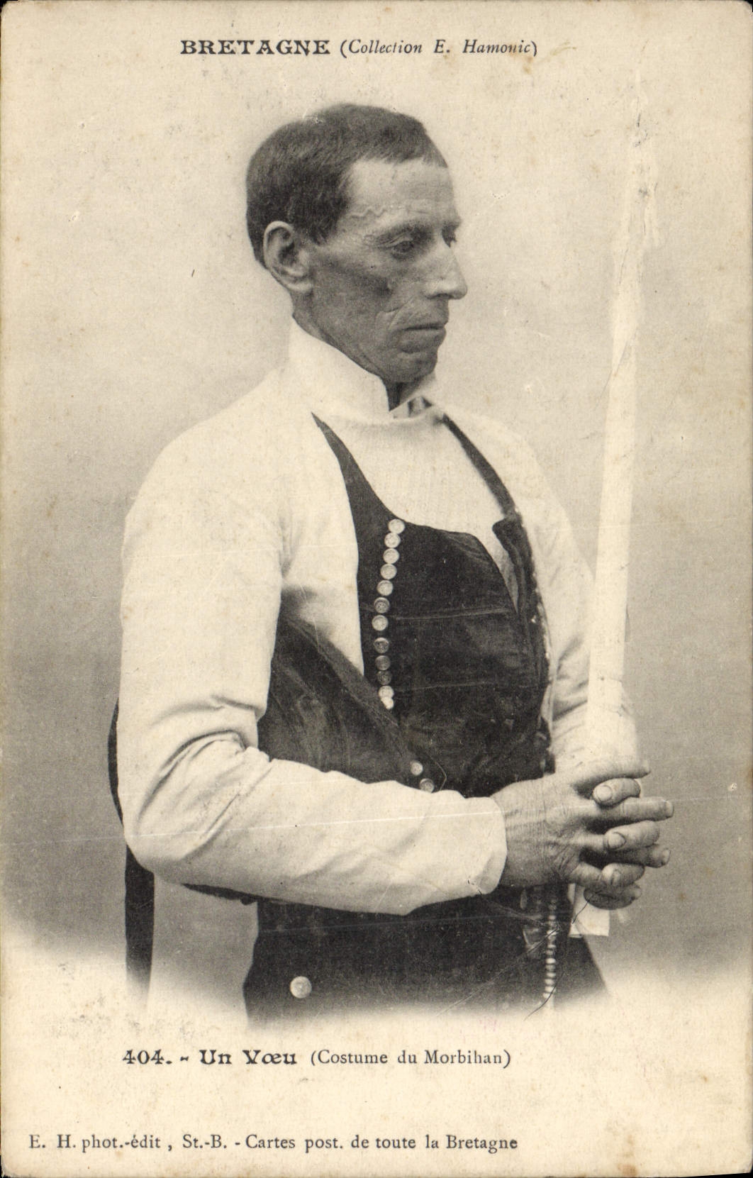 CPA Folklore Bretagne Un voeu Costume du mMorbihan 