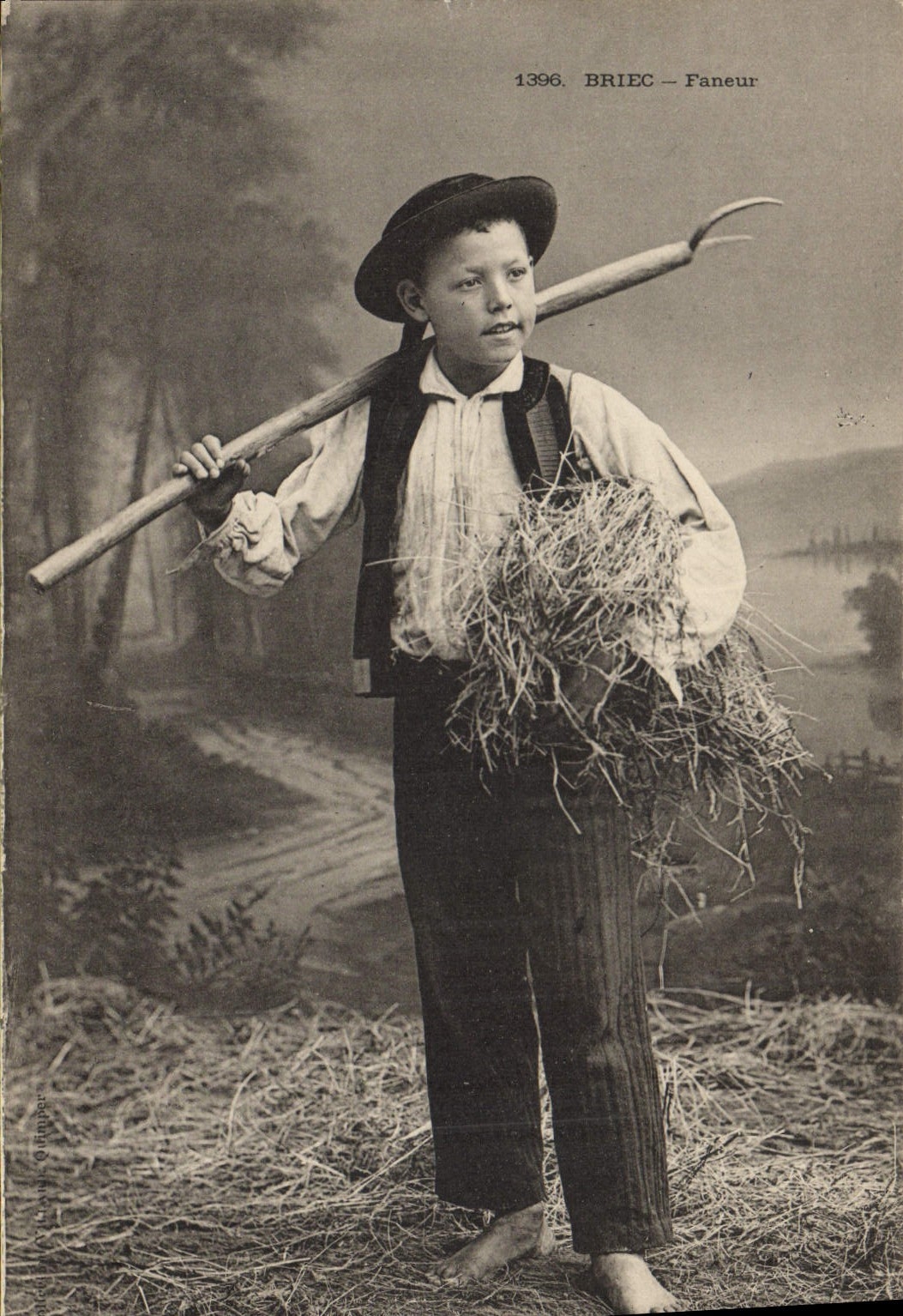 CPA Folklore Briec Faneur Enfant 