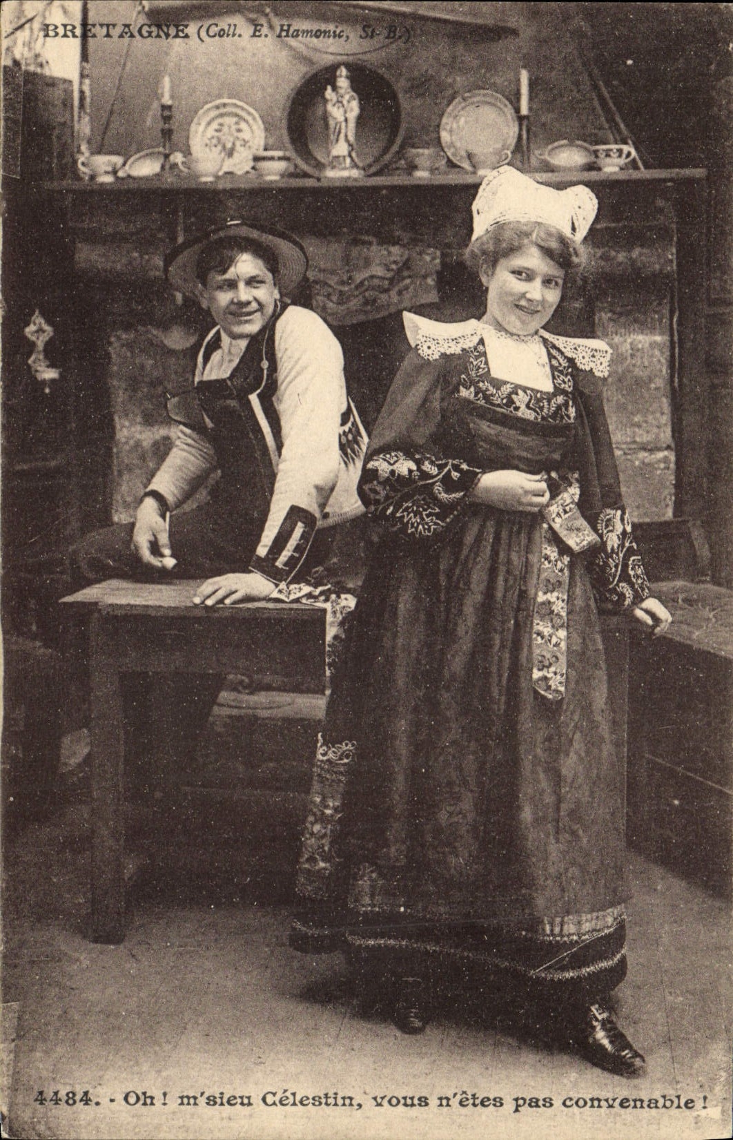 CPA Folklore Bretagne Femme 