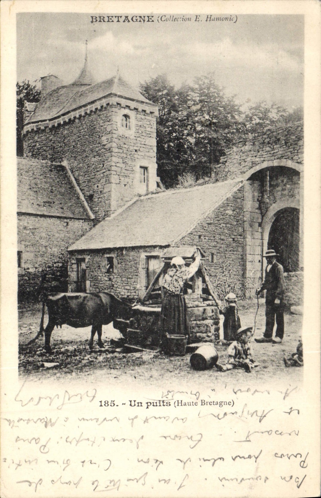 CPA Folklore Bretagne Un puits Haute Bretagne Vache 