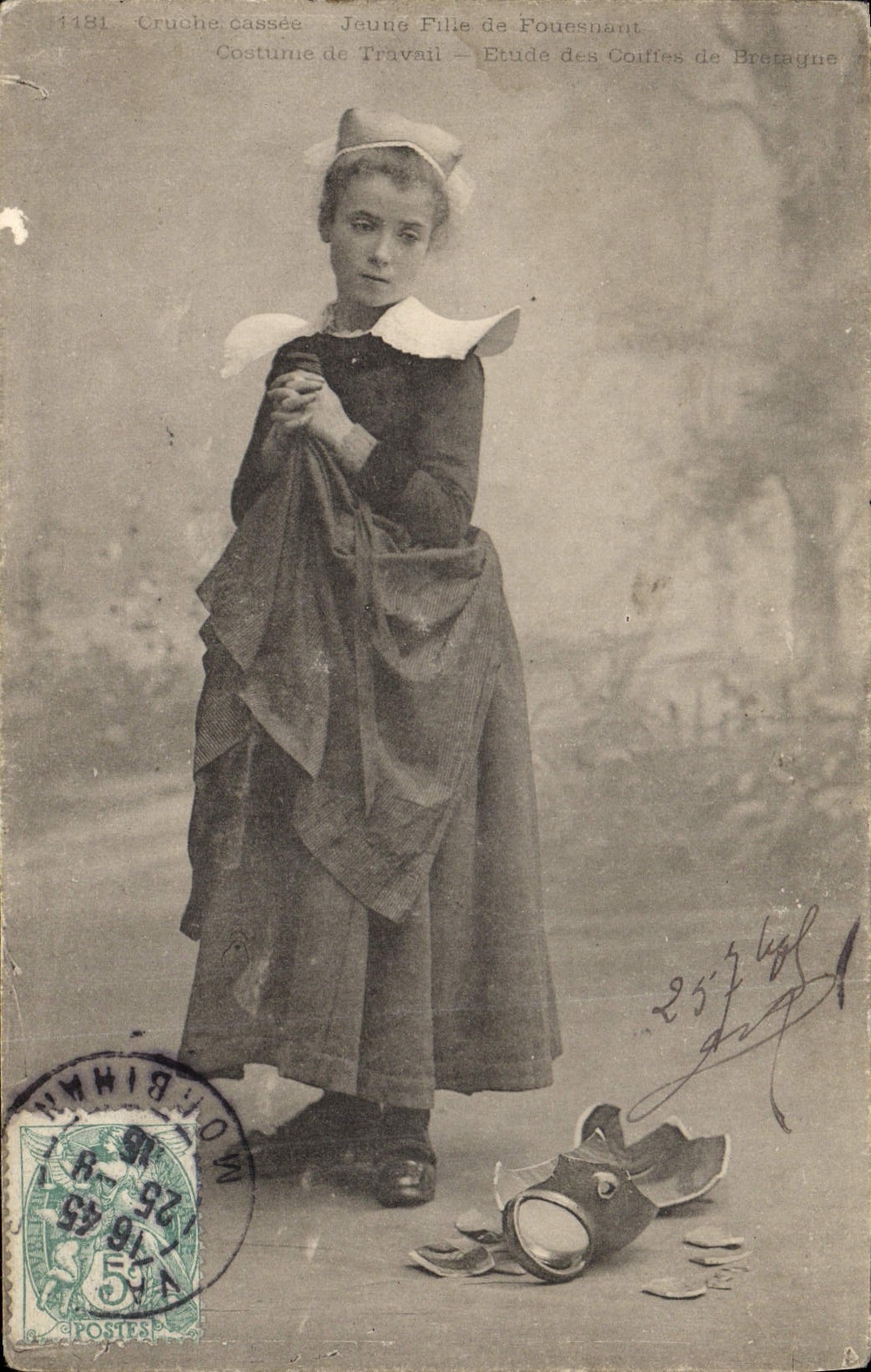 CPA Folklore Jeune fille de Fouesnant Costume de travail Coiffes