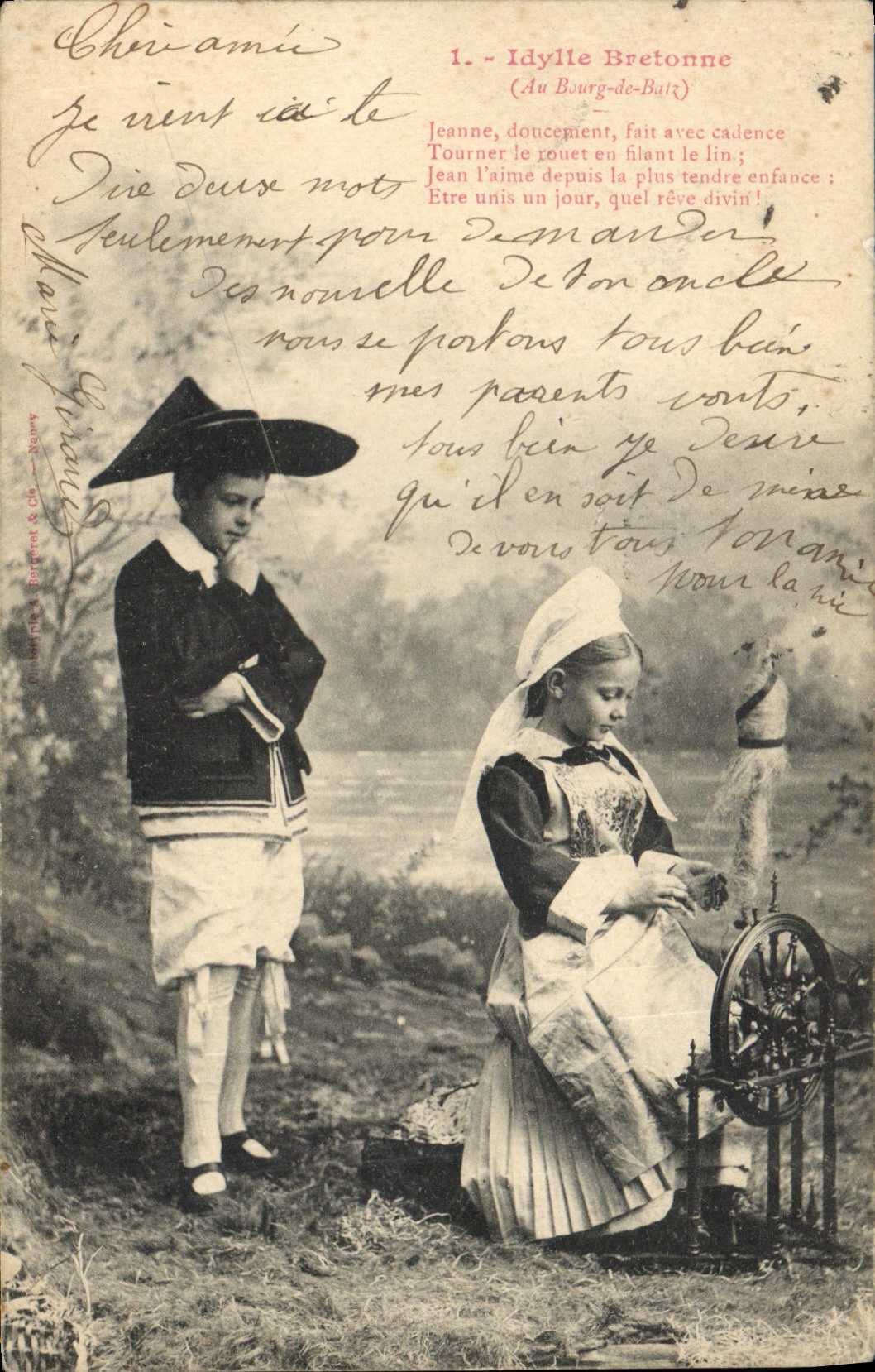 CPA Folklore Idylle bretonne Au Bourg de Batz Fileuse Enfants