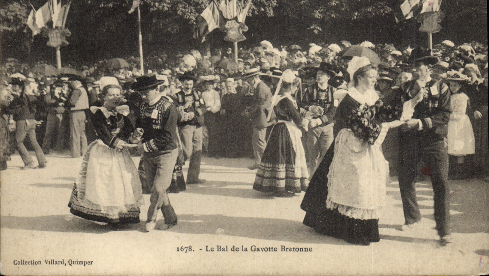 CPA Folklore Le bal de la Gavotte bretonne