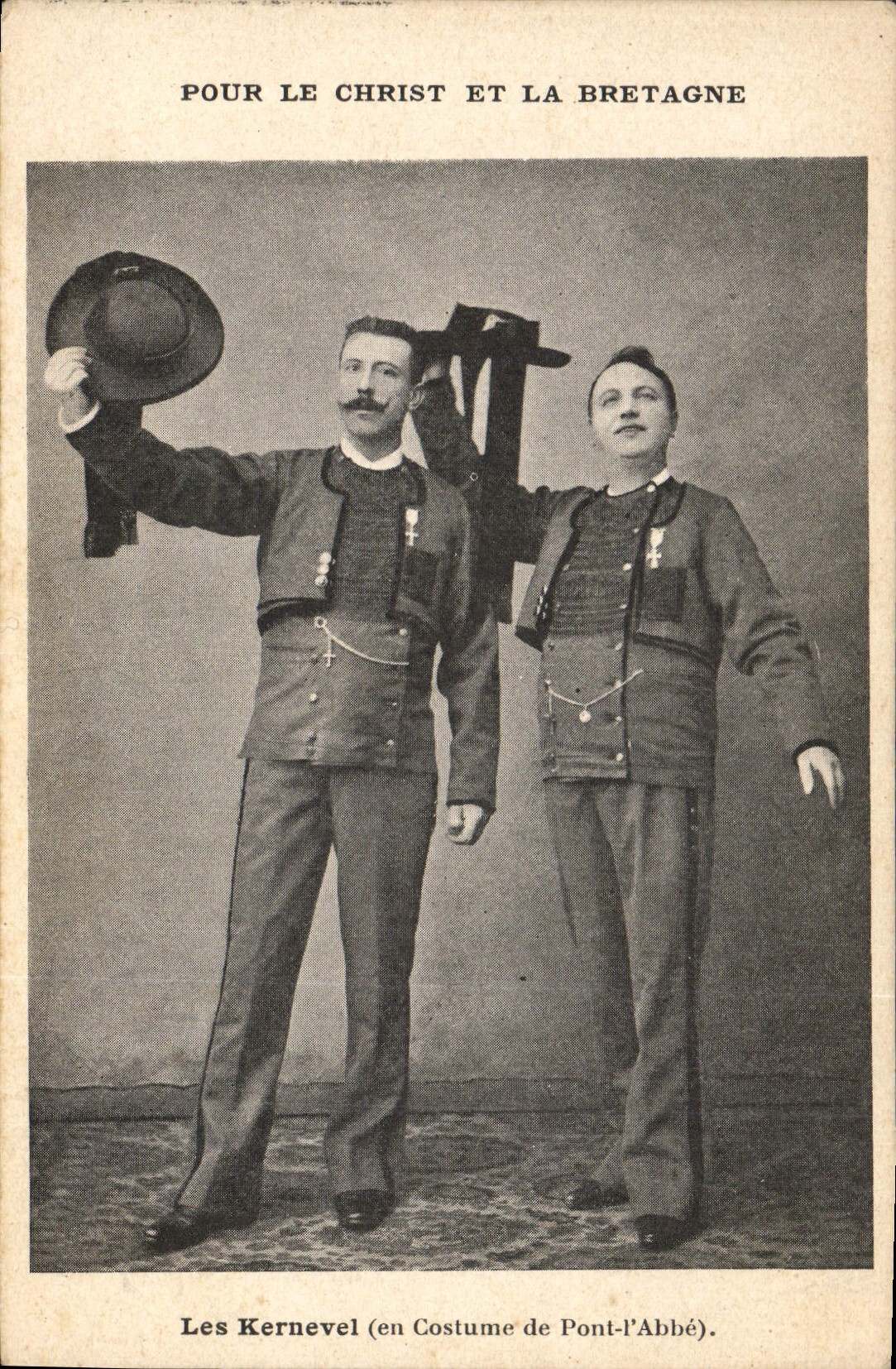 CPA Folklore Pour le Christ et la Bretagne Les Kernevel en costume de Pont l'Abbe 