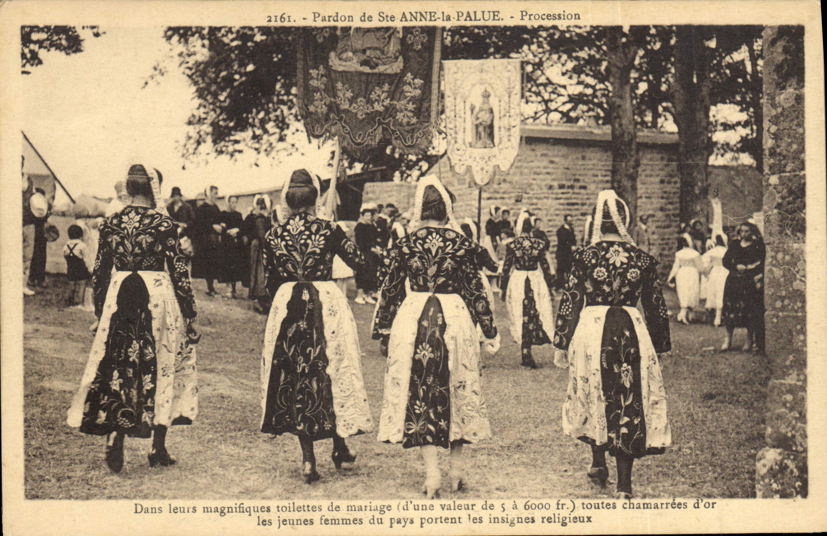 CPA Folklore Pardon de Ste Anne la Palue Procession
