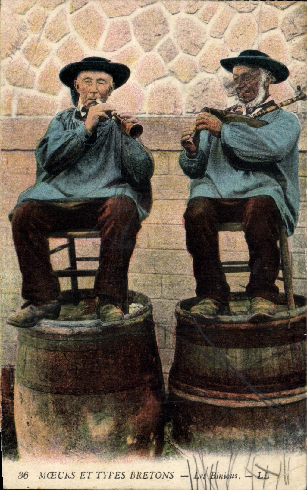 CPA Folklore Bretagnes Les Binious 