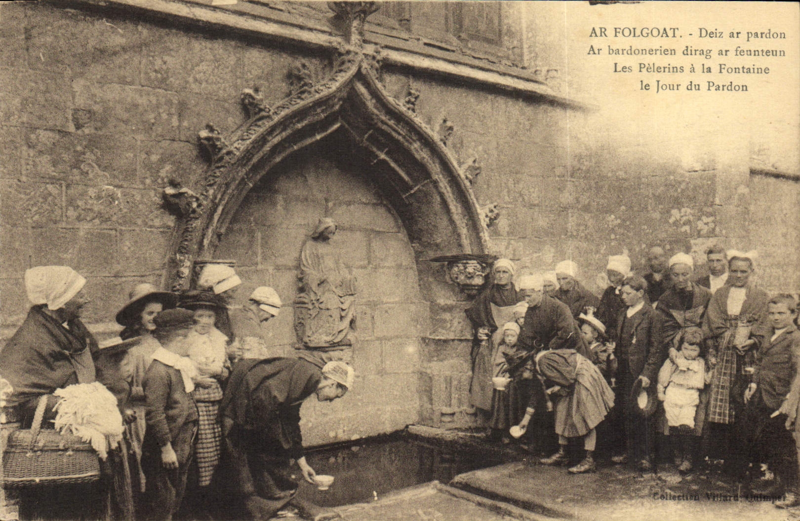 CPA Folklore Ar Folgoat Les pelerins a la fontaine le jour du pardon 