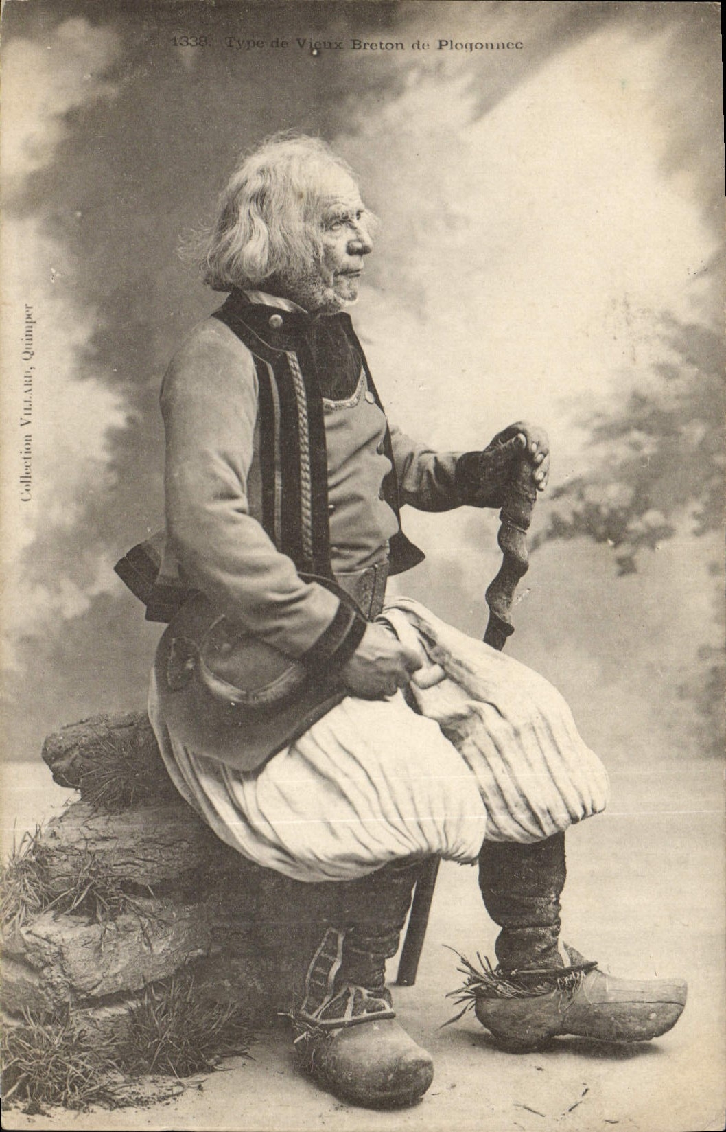 CPA Folklore Vieux breton de Plogonnec 