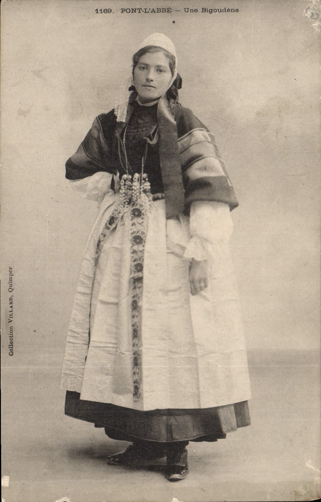 CPA Folklore Pont L'abbe Une bigoudene 