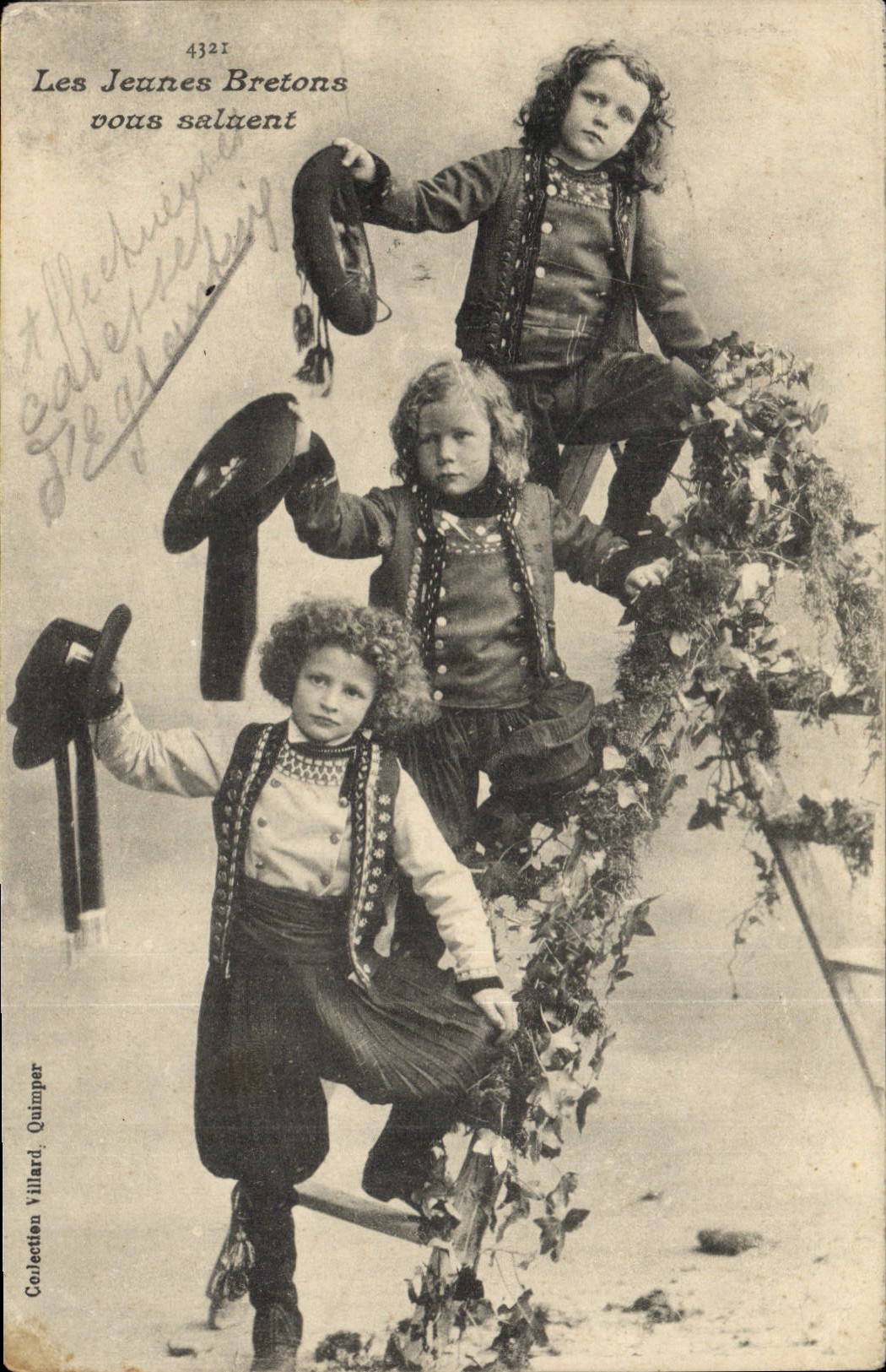 CPA Folklore Les jeunes bretons vous saluent 