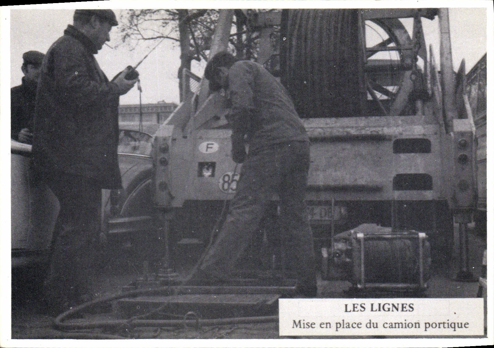 CPM Metiers des PTT Pose d'un cable en cana Paris Central Tuileries
