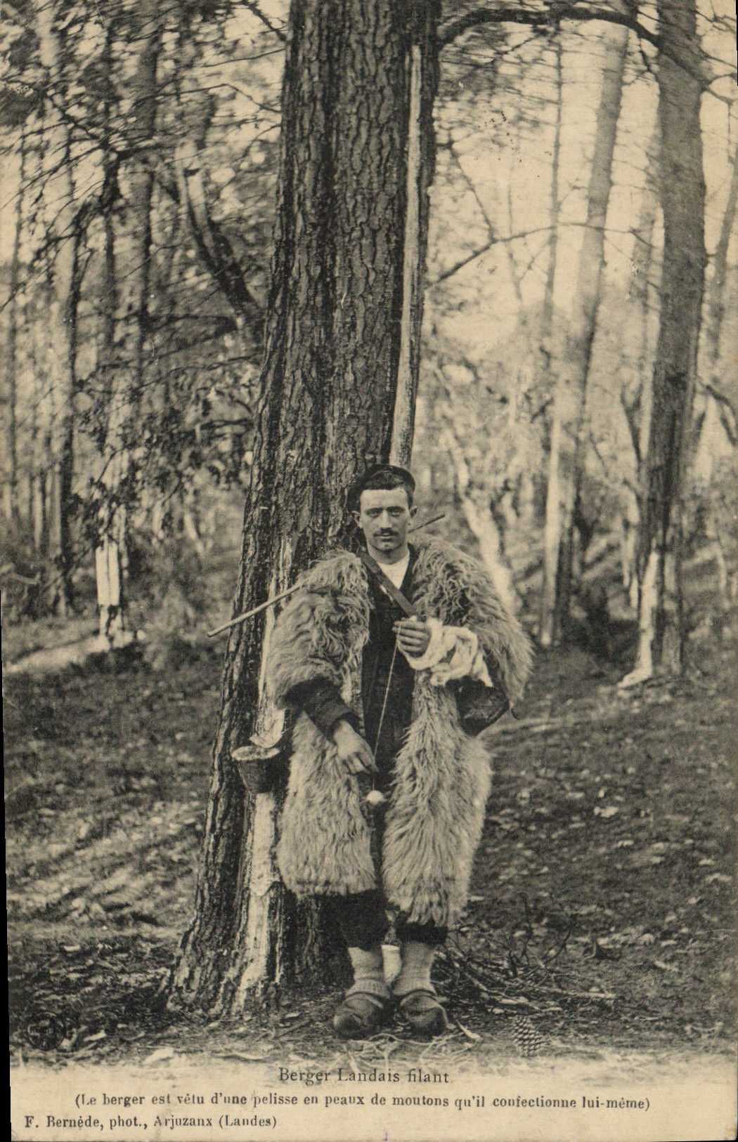 CPA Folklore Berger landais filant 