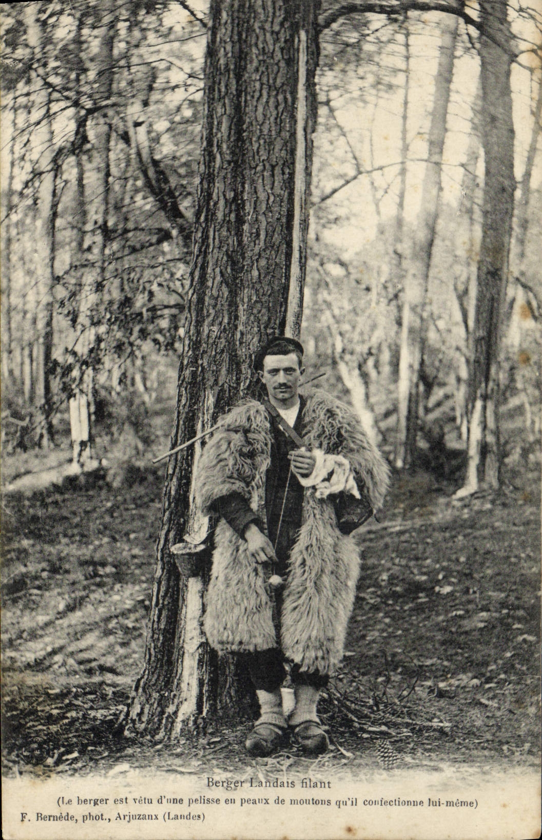 CPA Folklore Berger landais filant 