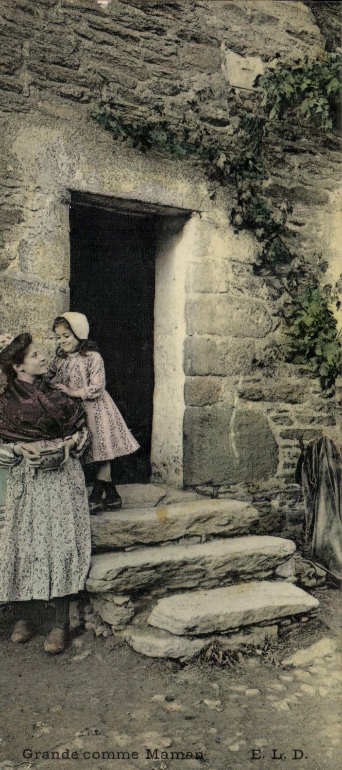 CPA Folklore Grande comme maman